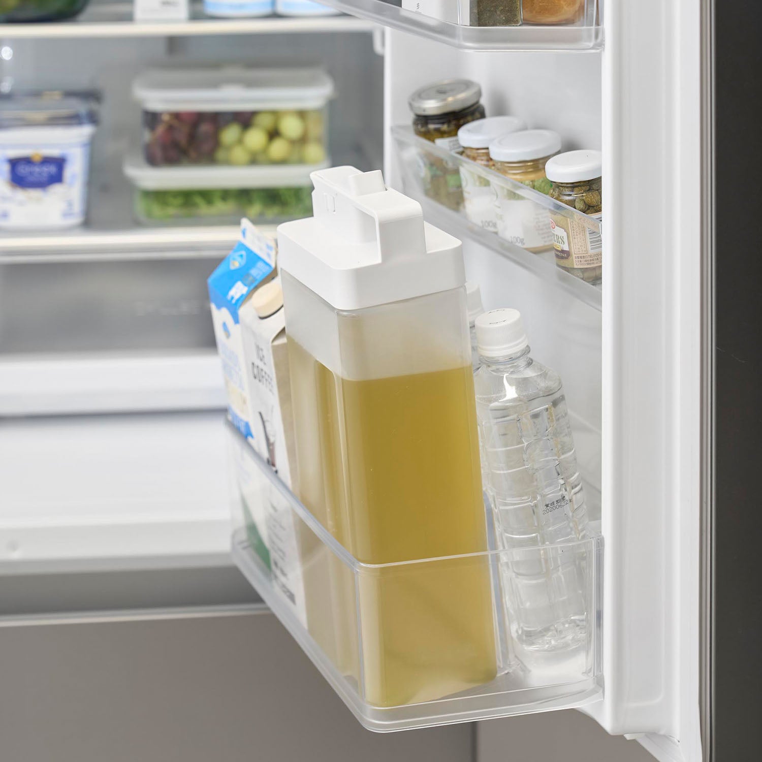 倒して置けてそのまま注げる冷水筒 タワー 2.2L | 山崎実業【公式】