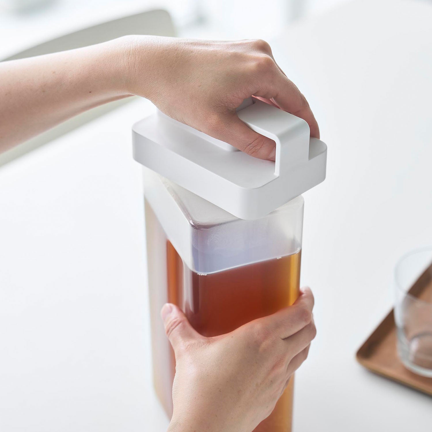 倒して置けてそのまま注げる冷水筒 タワー 2.2L | 山崎実業【公式】