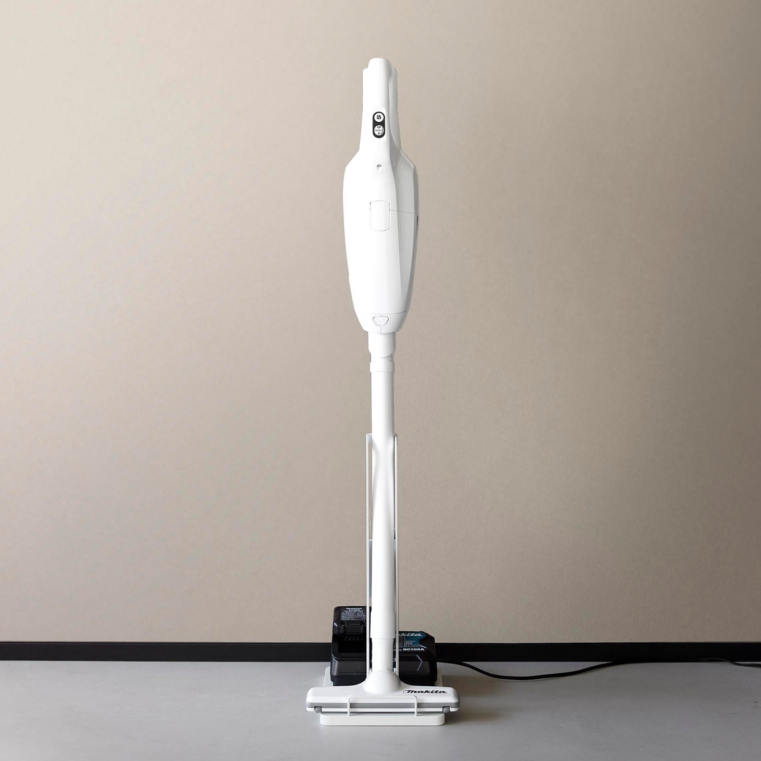 スティッククリーナー紙パック&充電器収納スタンド タワー | 山崎実業