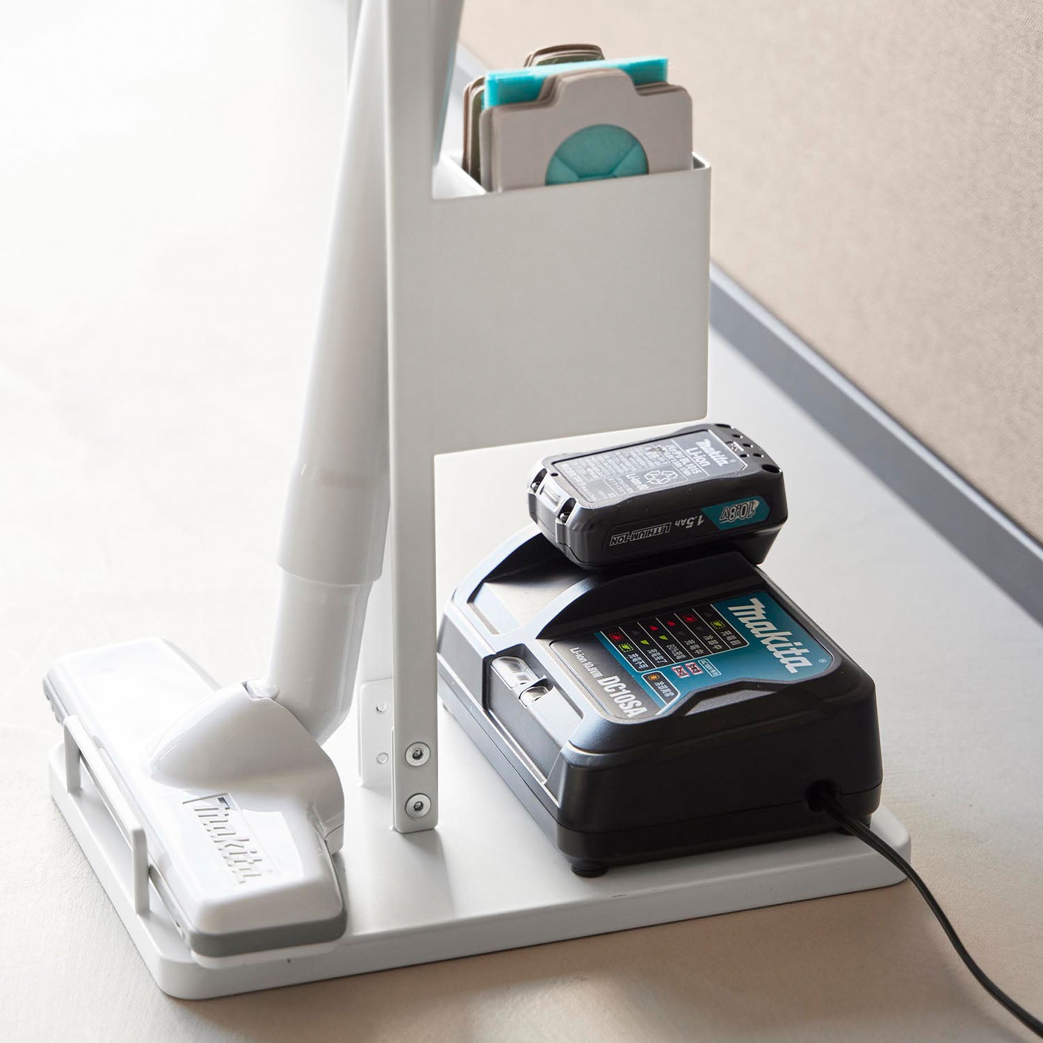 スティッククリーナー紙パック&充電器収納スタンド タワー | 山崎実業