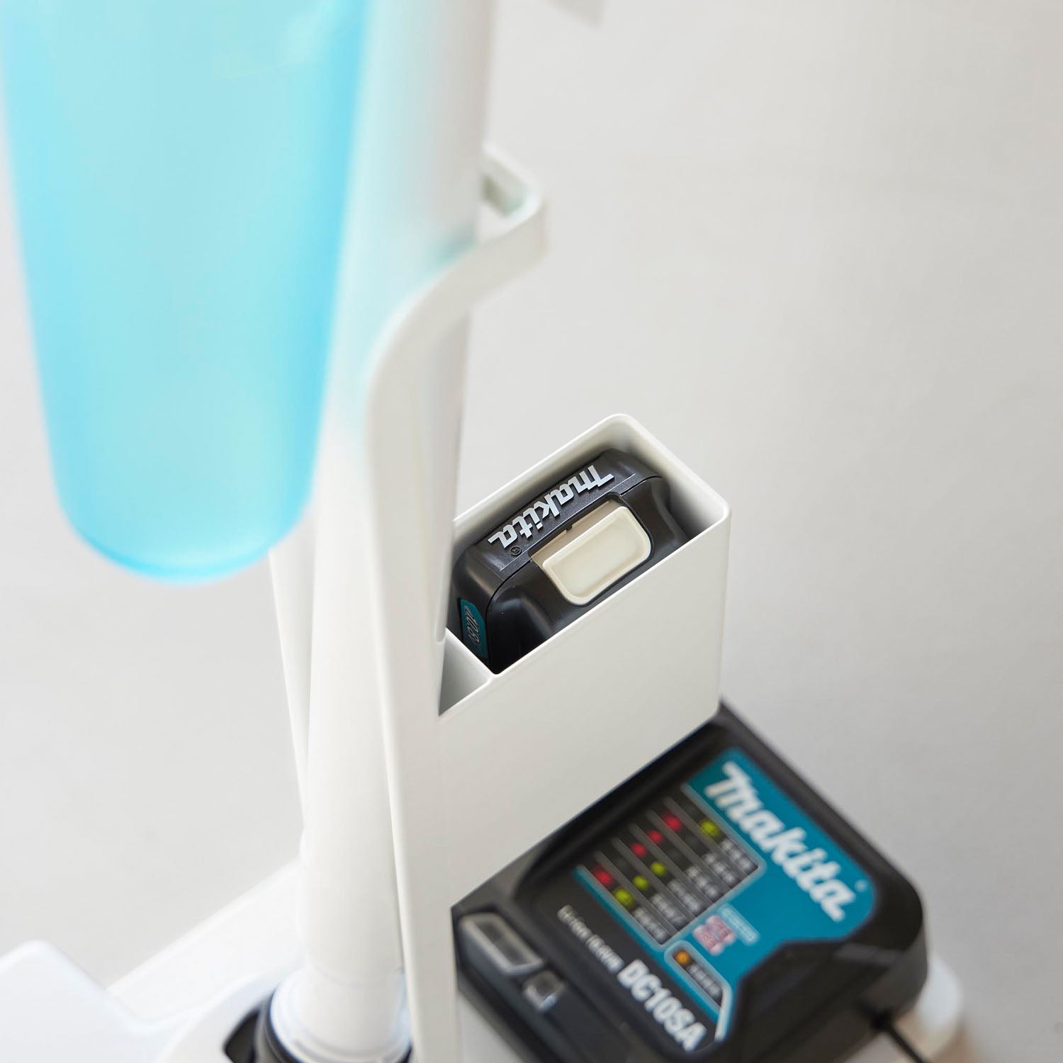 スティッククリーナー紙パック&充電器収納スタンド タワー | 山崎実業
