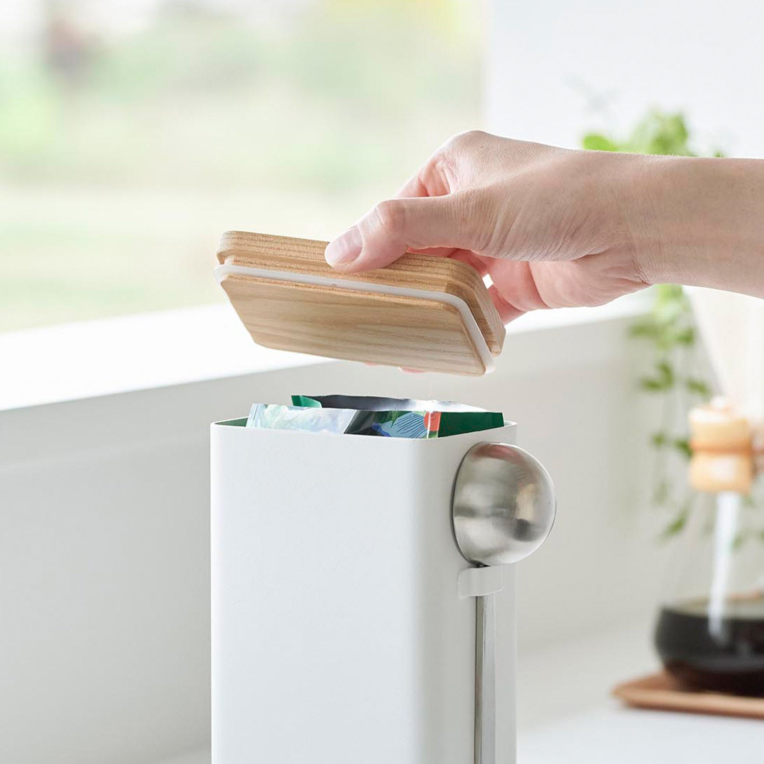 袋ごとコーヒー豆収納ケース タワー スプーン付き | 山崎実業【公式】