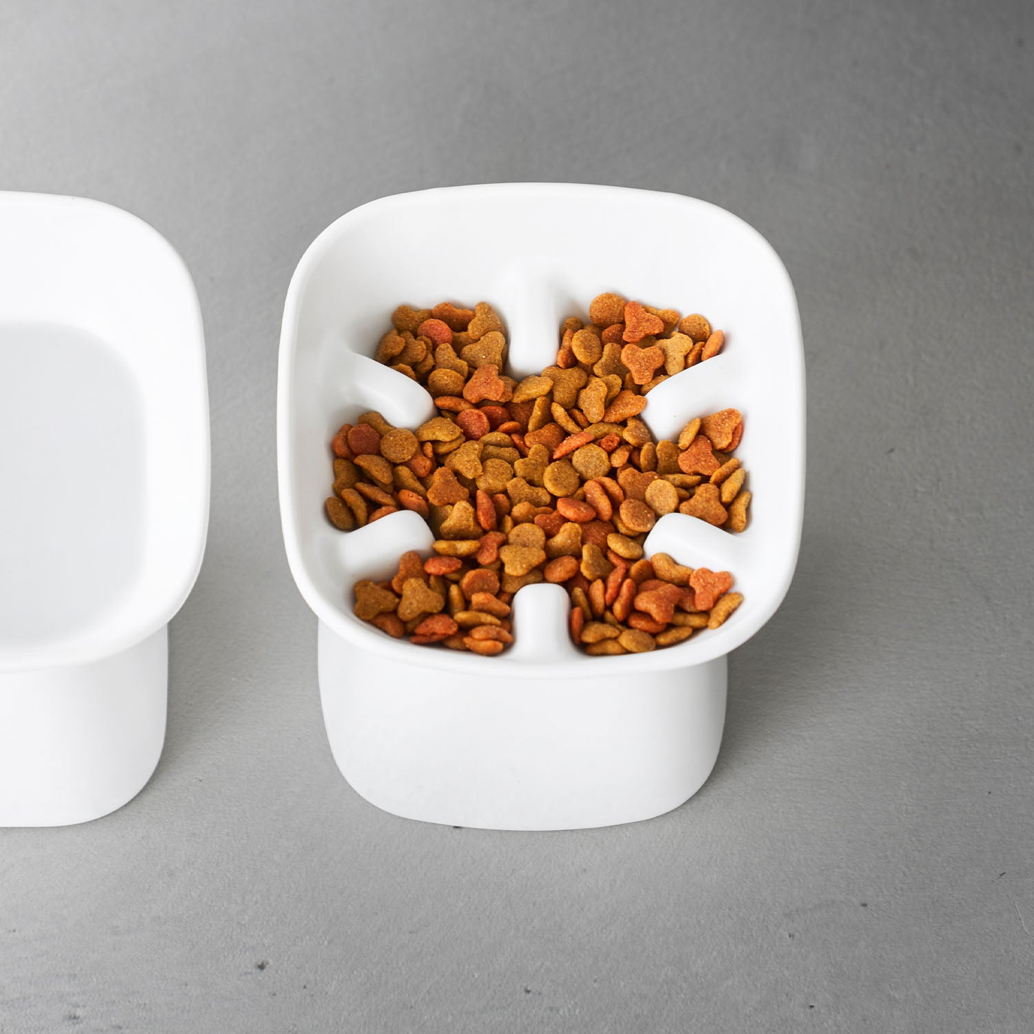 早食い防止陶器ペットフードボウル ヌークス 斜め H11.5 | 山崎実業