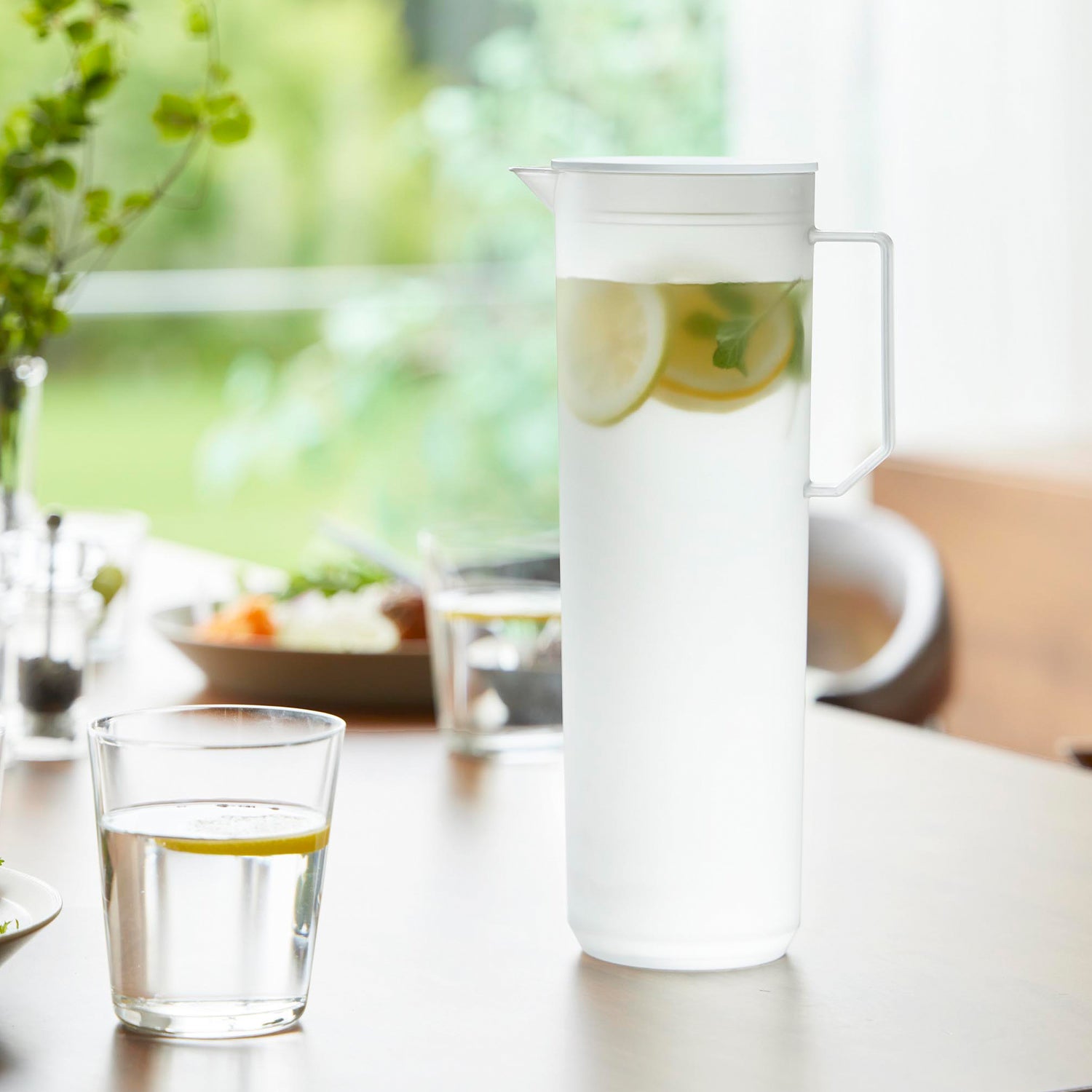 熱湯が注げる冷水筒 タワー ラウンド 1.2L | 山崎実業【公式】