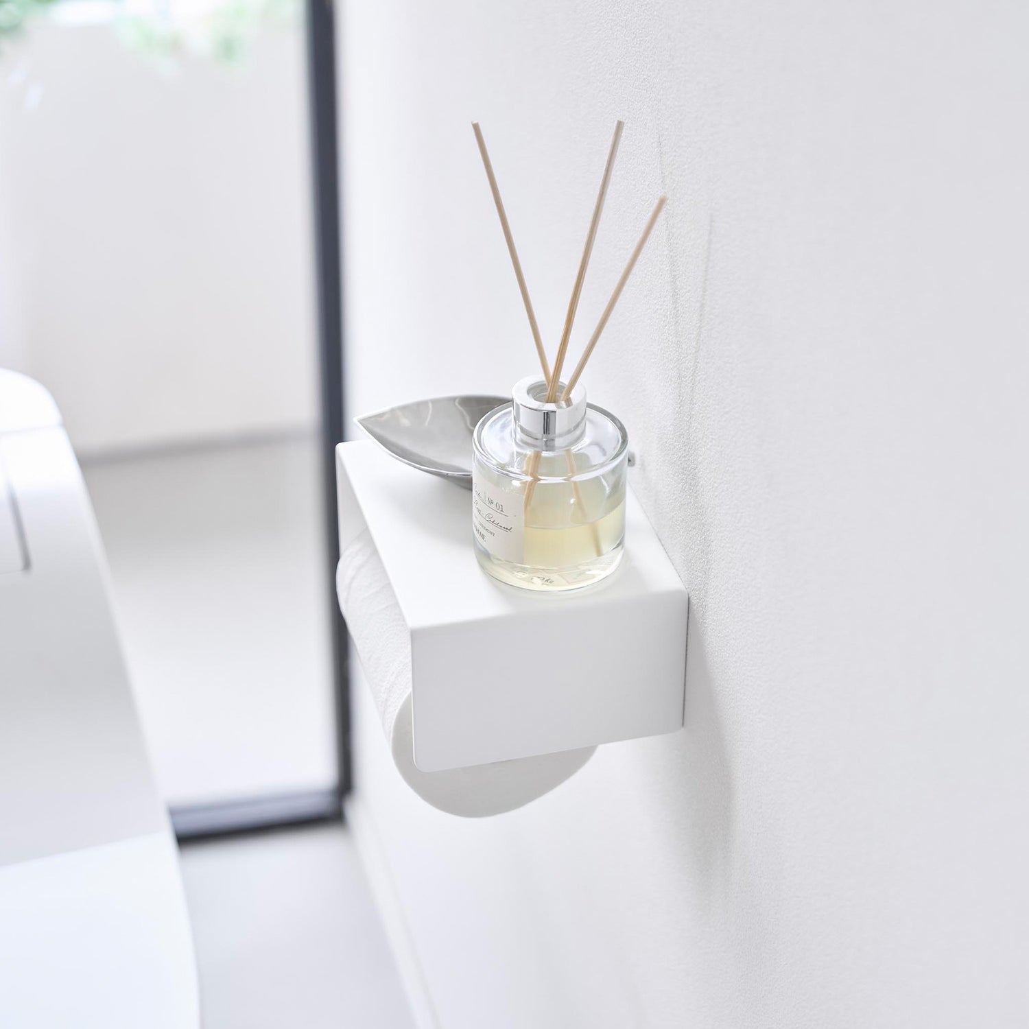 壁付けシンプルトイレットペーパーホルダー タワー | 山崎実業【公式】