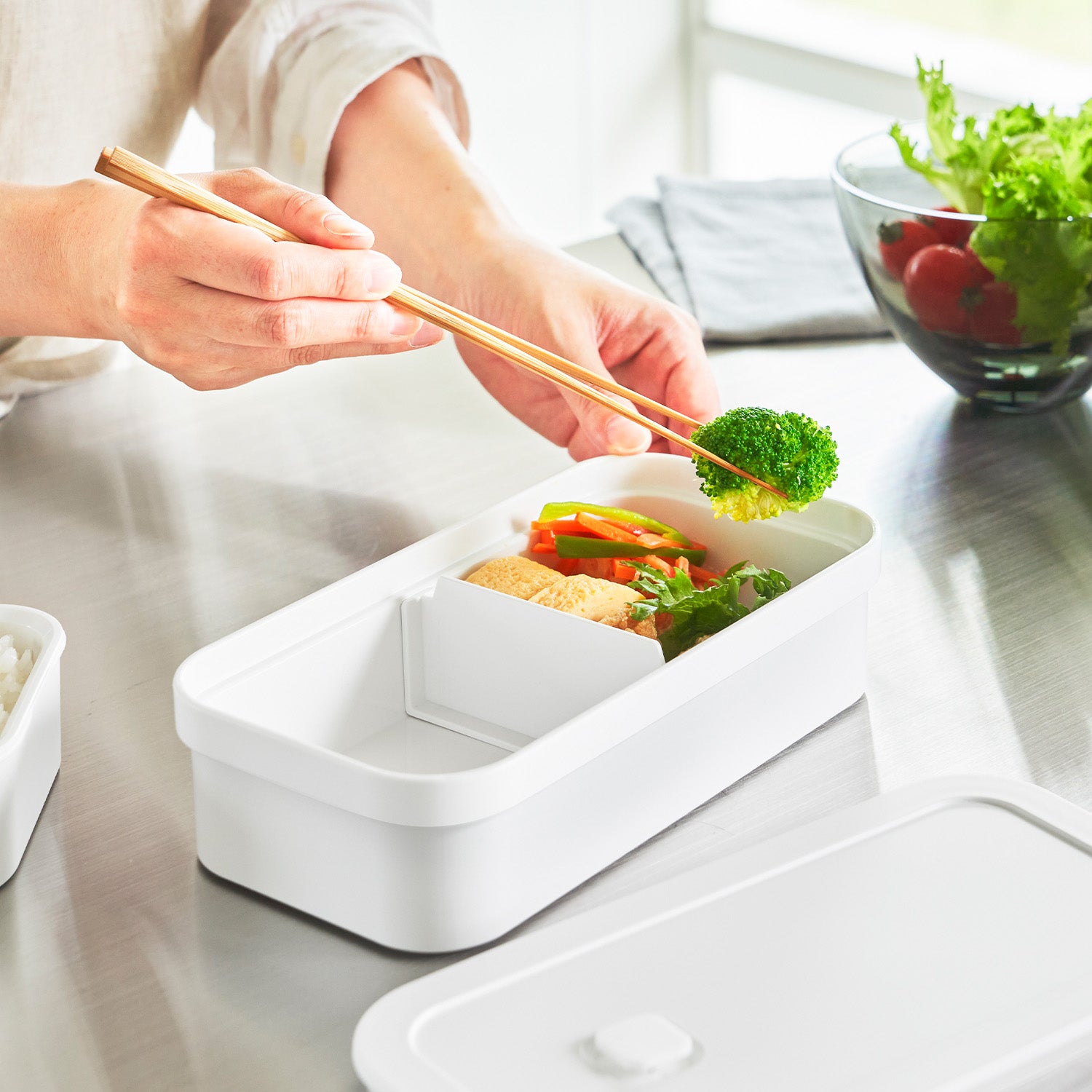 冷凍ごはん用のザルがそのまま入るバルブ付き密閉ランチボックス