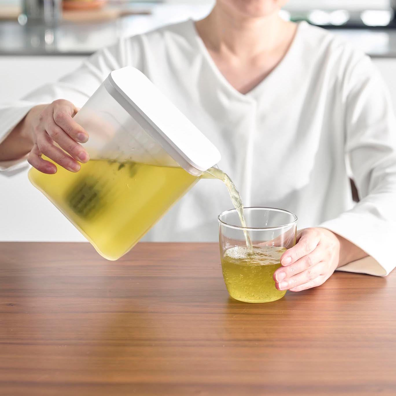 棚に入れられる冷水筒 タワー 1L | 山崎実業【公式】