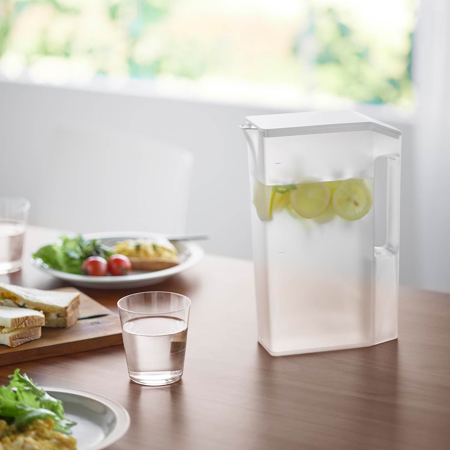 ハンドル付きスリム冷水筒 タワー 2L | 山崎実業【公式】