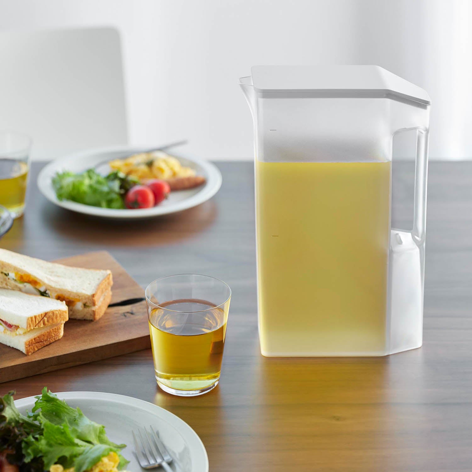 ハンドル付きスリム冷水筒 タワー 2L | 山崎実業【公式】