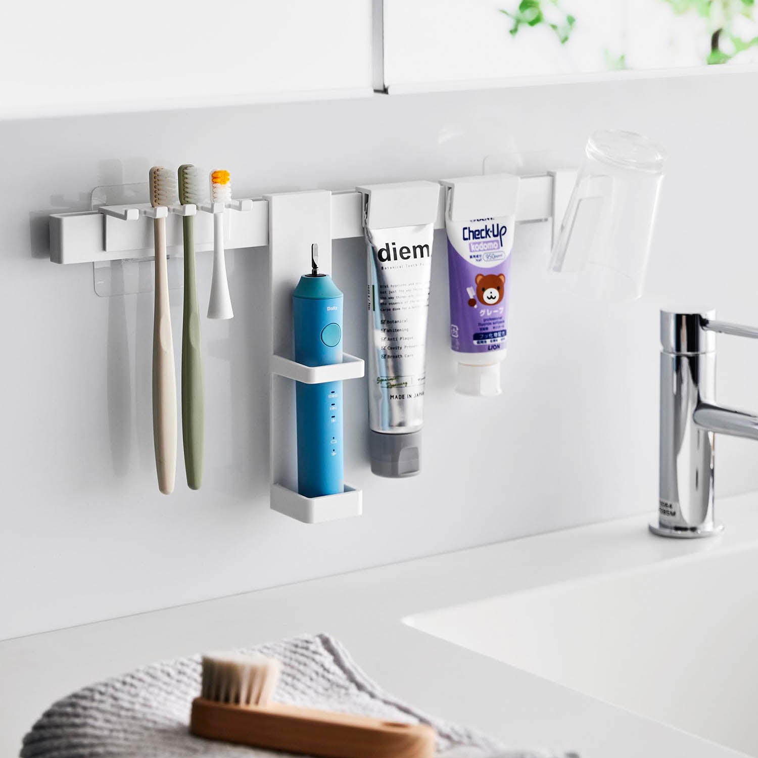 CLICA COMBI-N 電動歯磨き機、洗浄機 フィルムフック電動歯ブラシ&歯磨き用品収納セット タワー | 山崎実業